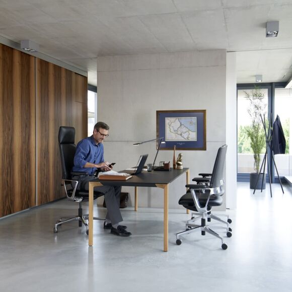 Klöber Chefbüro mit Schreibtisch und Chefsessel und Besucherstühlen